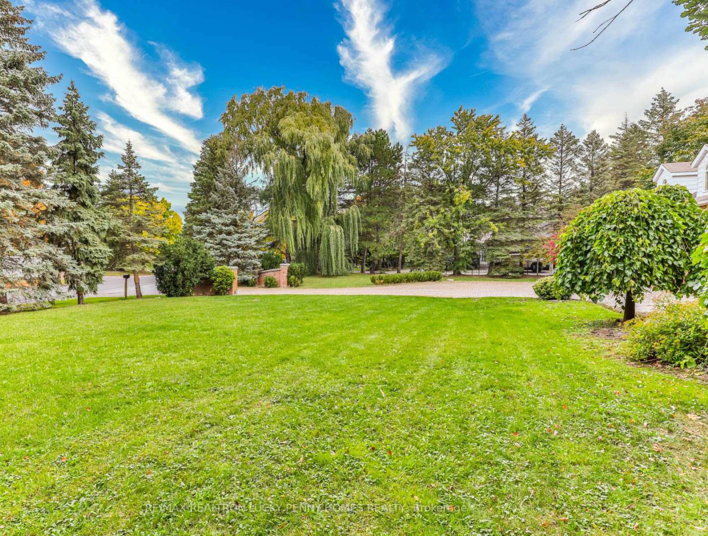 Markham estate photo 4