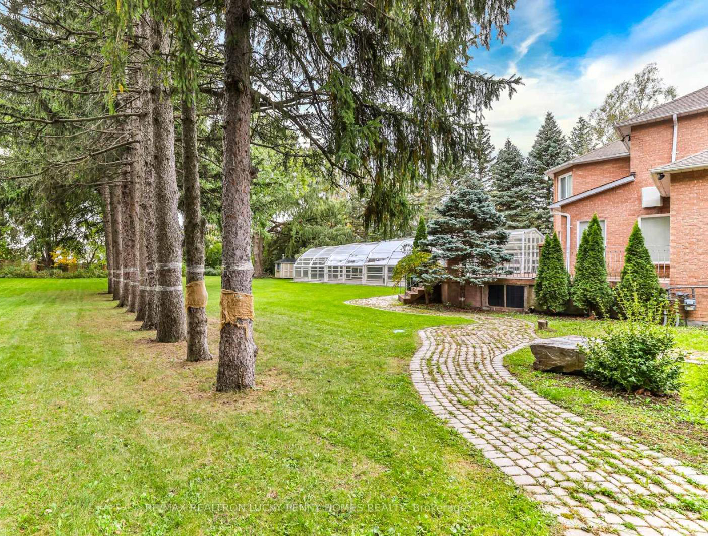 Markham estate photo 7